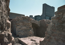 830368 Afbeelding van de blootgelegde restanten van het vroegere Kasteel Vredenburg op het Vredenburg te Utrecht.